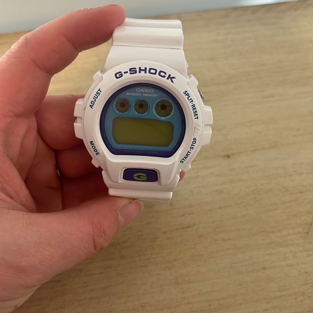 WHITE G SHOCK WATCH
